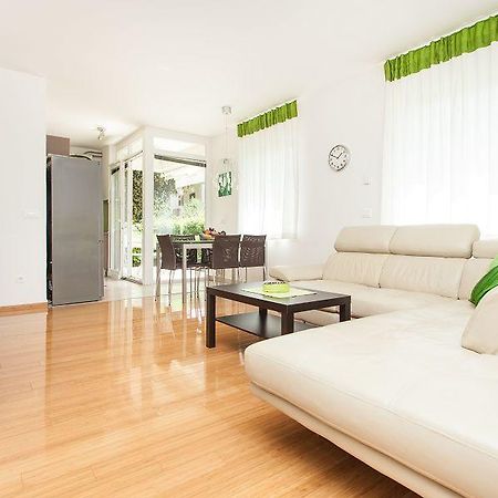 Kuvi Apartments Ровин Екстериор снимка