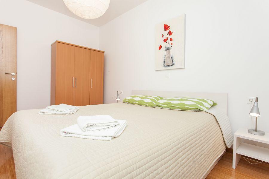 Kuvi Apartments Ровин Екстериор снимка