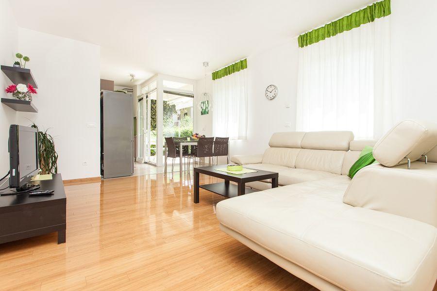 Kuvi Apartments Ровин Екстериор снимка