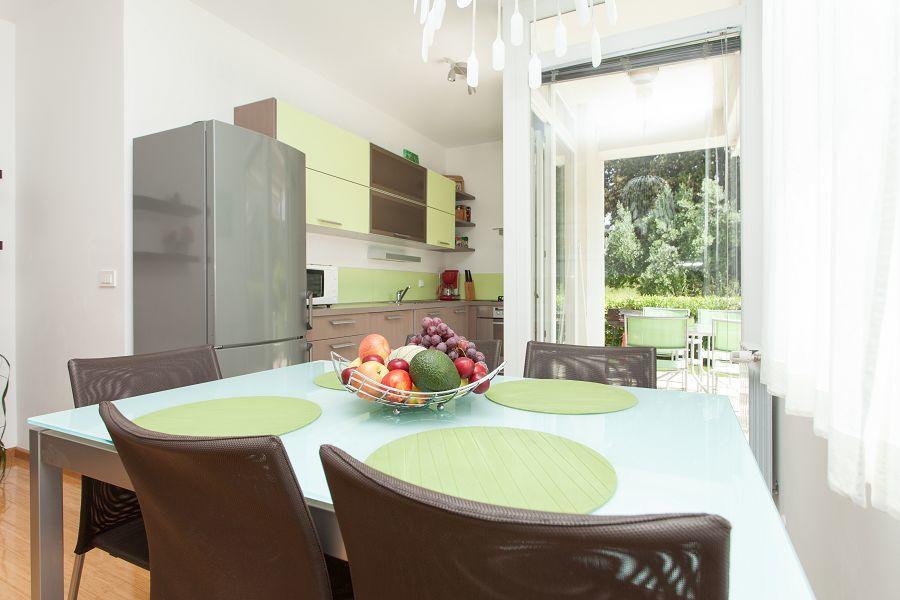 Kuvi Apartments Ровин Екстериор снимка