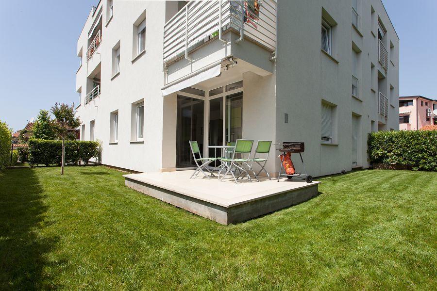 Kuvi Apartments Ровин Екстериор снимка
